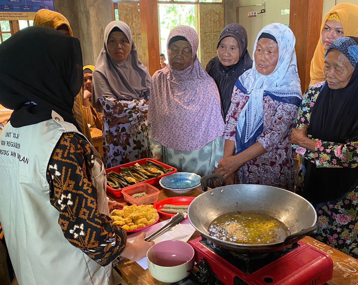 UPAYA PENCEGAHAN STUNTING: MAHASISWA KKN REGULER UAD UNIT XX.A.2 ADAKAN ACARA DEMO MASAK MAKANAN SEHAT BERBAHAN LOKAL