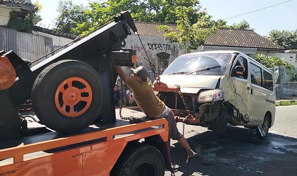 Diduga Ban Kempes, Minibus Hantam Tiang Lampu di Klaten