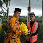 Peduli Penjaga Perlnasan KA Tanpa Palang Pintu, Yoga Hardaya Berikan Cuan Penyemangat