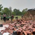 TNI-Polri Bantu Evakuasi Bangunan Pendopo Desa  Gemblegan Yang Roboh  Diterjang Angin Kencang