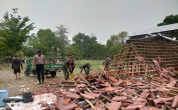 TNI-Polri Bantu Evakuasi Bangunan Pendopo Desa Gemblegan Yang Roboh Diterjang Angin Kencang