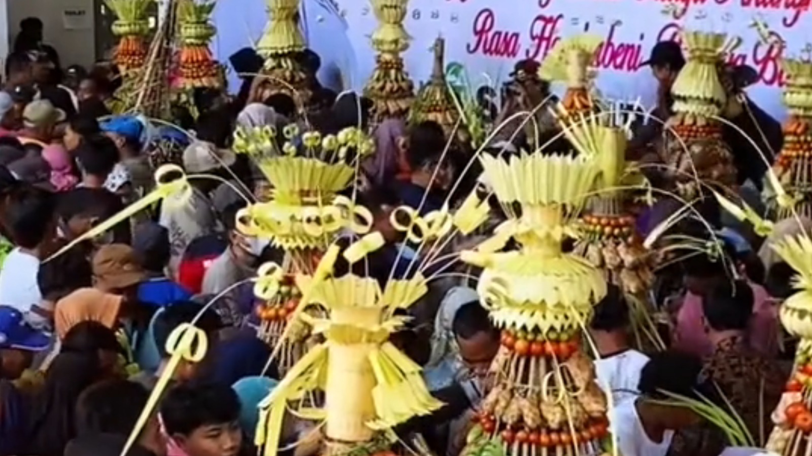 Grebek Syawalan di Sidoguro Klaten, Ribuan Warga Berebut 23 Gunungan Ketupat