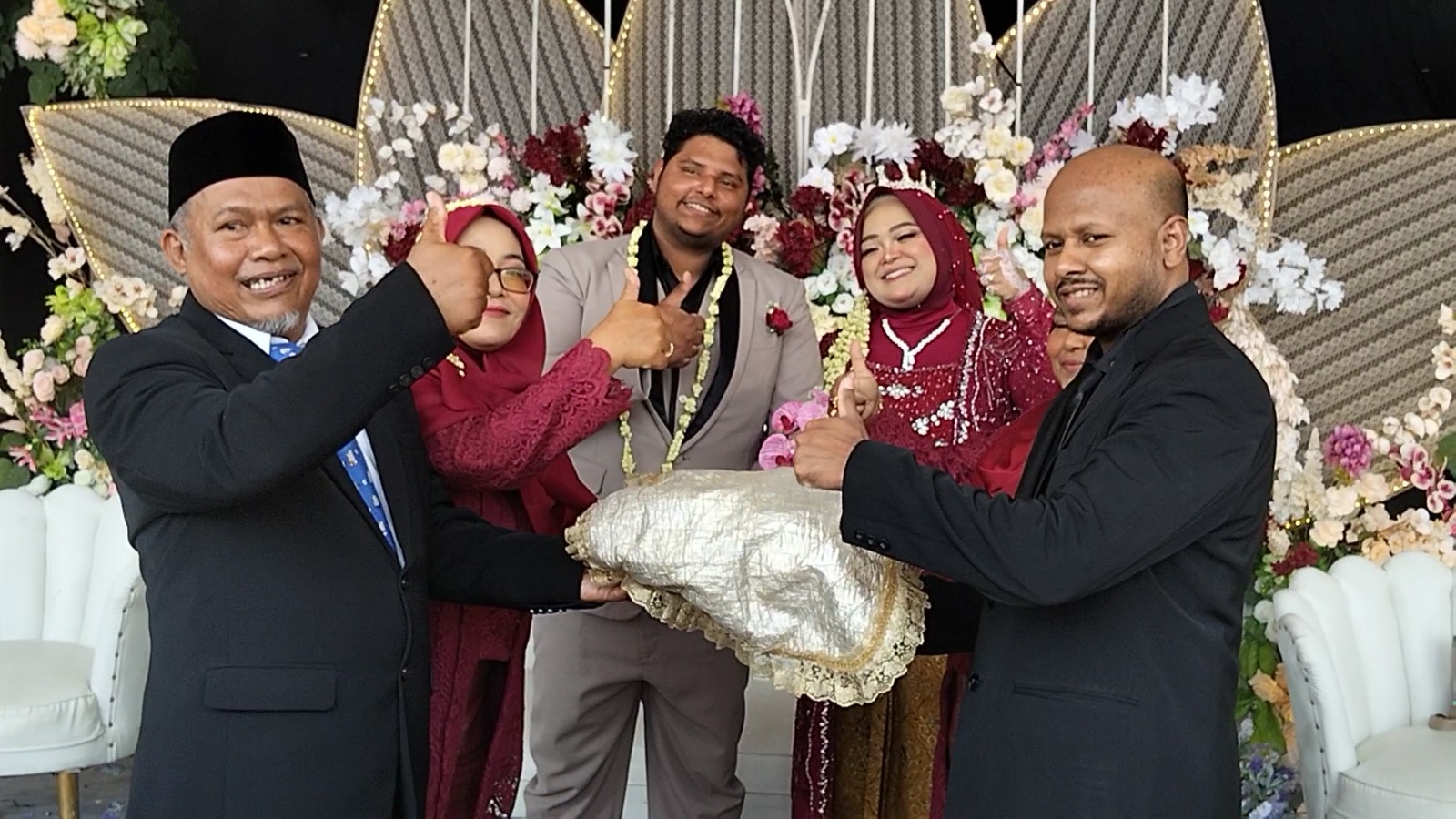 Resmi Nikahi Gadis WNI, Bule Asal Maldives Ucap Janji Suci di Wisata Siblarak Desa Sidowayah