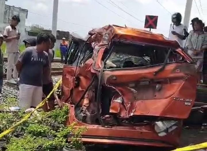KA Bangunkarta Hantam Minibus dan Motor di Prambanan, 3 Orang Meninggal