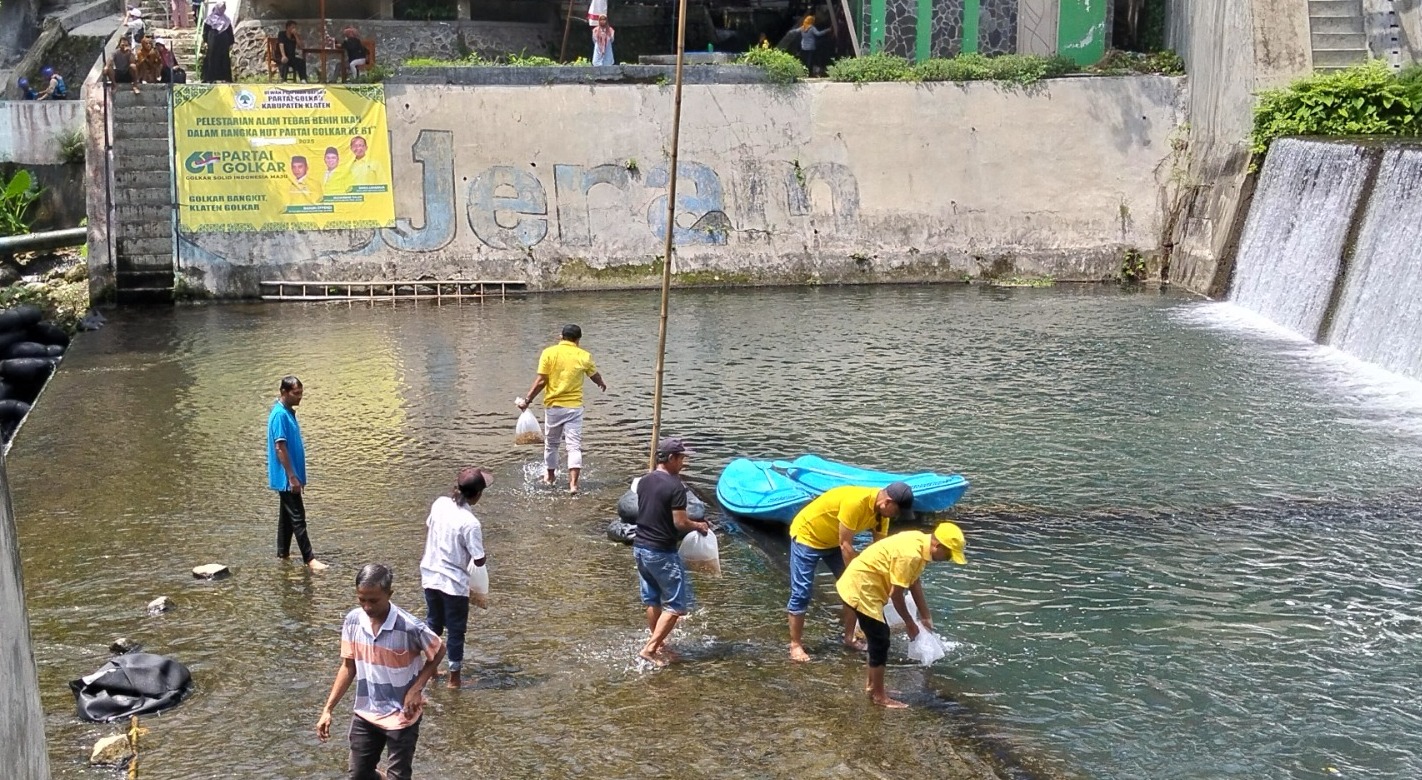 Kesalehan lingkungan, Legislator Golkar Ini Ajak Relawan Tebar 25 Ribu Bibit Ikan di Kali Pusur