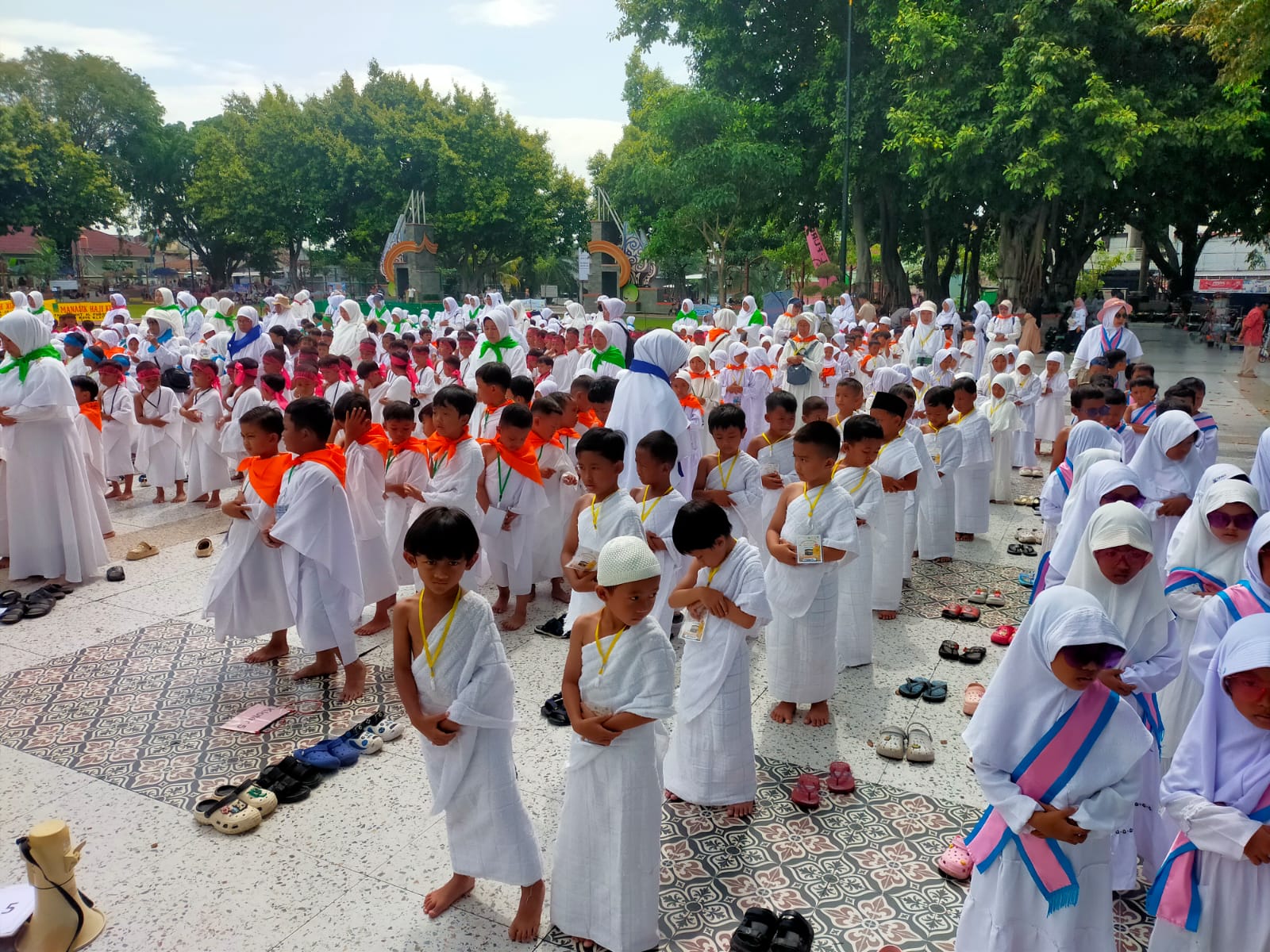 Tanamkan Karakter Keislaman Sejak Dini, Limaratusan Siswa Ikuti Manasik Haji di Alun-Alun Klaten