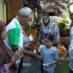 Bagikan Ratusan Paket Sembako Untuk Dhuafa, Keluarga Hariyanto Ajak Kedua Cucunya