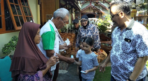 Bagikan Ratusan Paket Sembako Untuk Dhuafa, Keluarga Hariyanto Ajak Kedua Cucunya