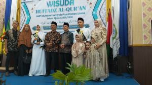 Wisuda 32 Siswa Program Tahfidz, SMP M Plus Klara Tujukkan Komitmennya Sebagai Sekolah Generasi Qur’ani