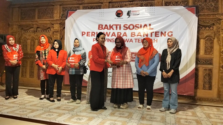 Perkuat Ketahanan Keluarga, Periswara Banteng Jateng Gelontor Duaratusan Paket Sembako di Klaten