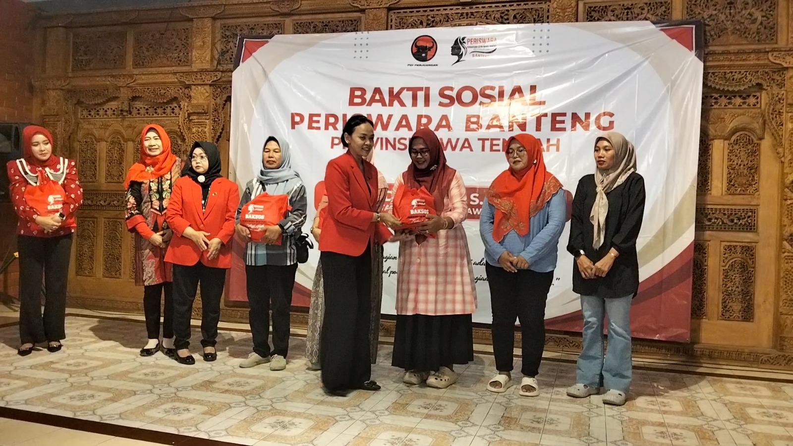 Perkuat Ketahanan Keluarga, Periswara Banteng Jateng Gelontor Duaratusan Paket Sembako di Klaten