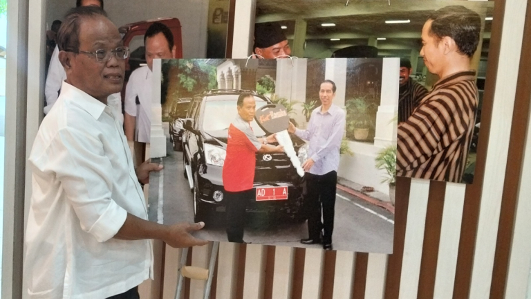 Marah, Kecewa Janji Manis Jokowi, Inisiator Mobil Esemka Sukiyat, Turunkan Semua Foto dengan JKW di Ruang Kerjanya !