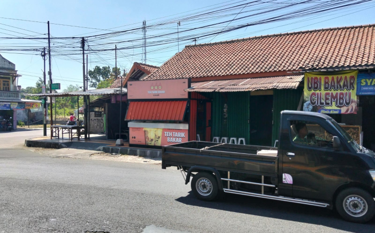 Ganggu Akses Pejalan Kaki, Warga Keluhkan Lapak Pedagang di Trotoar Jalan Jagalan Cawas