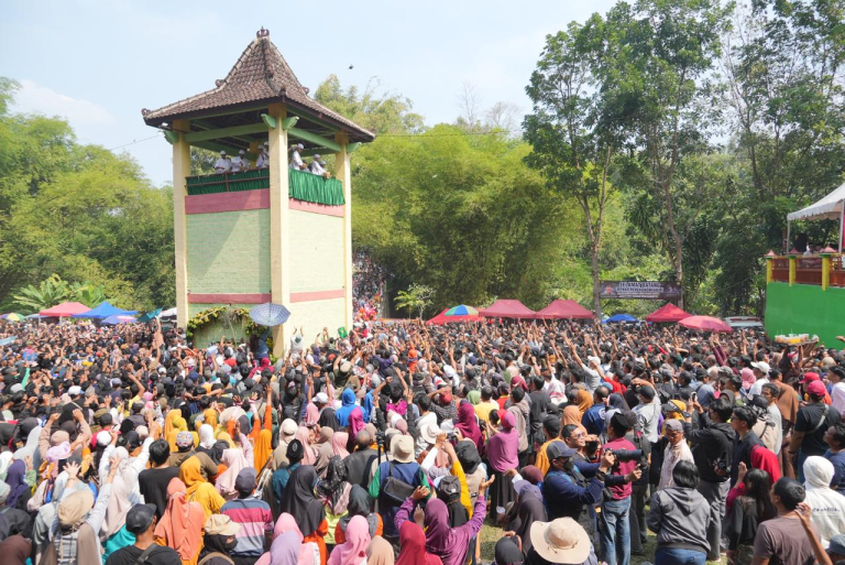 Puncak Perayaan Ya Qowiyyu Jatinom, Ribuan Massa Berebut Kue Apem Berkah Ki Ageng Gribig