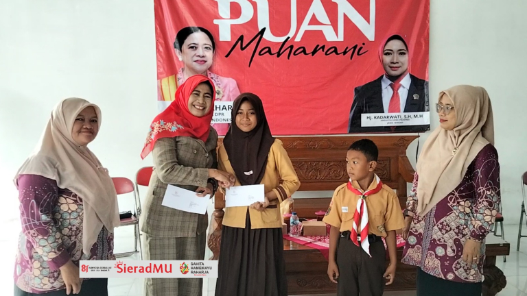 Serahkan Bantuan PIP, Kadarwati Sampaikan Pesan Kebangsaan Bersamaan Peringatan HUT ke-81 RI