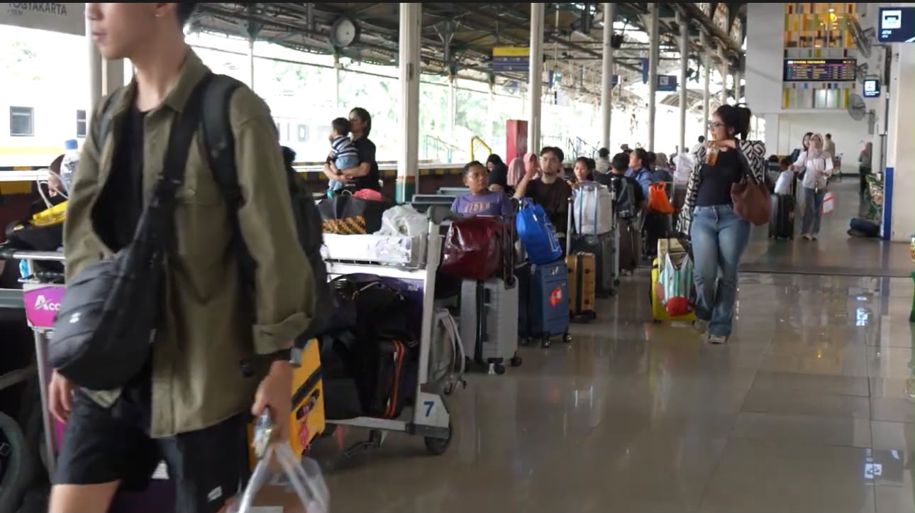 Abu Vulkanik Anak Gunung Krakatau Ganggu Aktifitas Penerbangan, KAI Tambah Rangkaian KA Tambahan Yogyakarta-Gambir